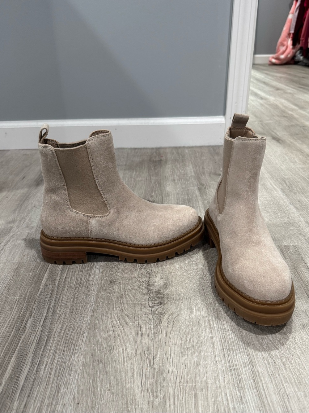 Steve Madden Chesly Chelsea Boots Women Size 6.5 Beige Suede Lug Sole Ankle Boot